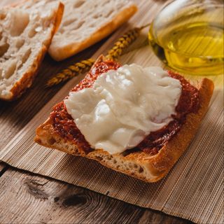 Coca con Sobrasada y Mozzarella