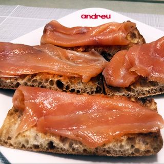 Nuestro Pan con Salmón Ahumado de Noruega (4 Unidades)