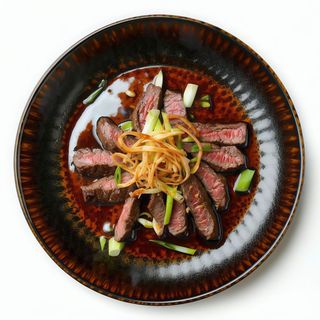 Ternera Con Jengibre Y Cebolletas En Plato Quemado