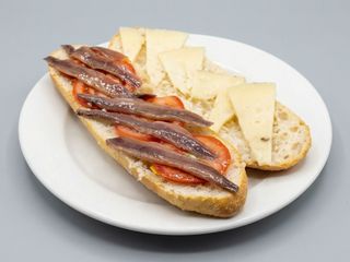 Bocata Anchoas y tomate rodajas