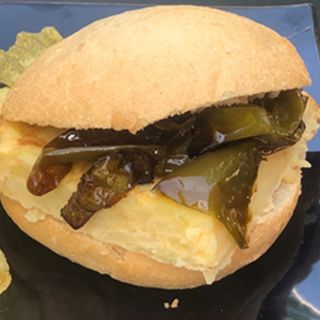 Mollete pimiento verde y tortilla patatas