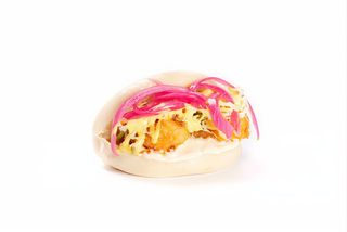 Bao de langostino, yuzu, mostaza, repollo y cebolla roja