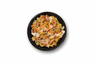 Wok arroz con atún, verduras y katsuobushi