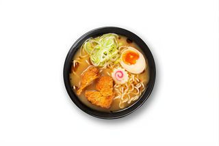Ramen miso con pollo karaage, cebolleta, naruto y huevo ramen