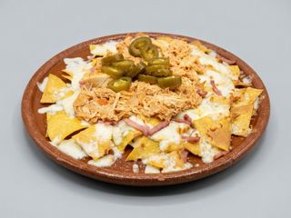Nachos con tinga de pollo y bacon