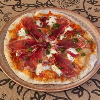 Pizza de Burrata con paleta ibérica y pesto