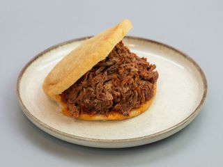 Arepa de carne mechada