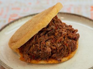 Arepa de carne mechada