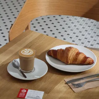 Croissant francés + bebida caliente