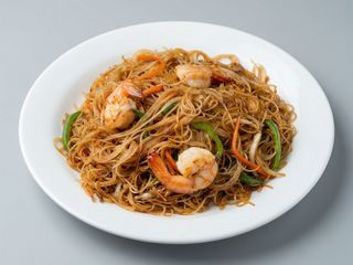 33. Fideo de arroz con gambas