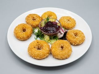 Donetes de Gouda con mermelada de frutos rojos