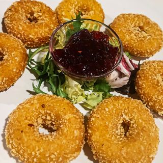 Donetes de Gouda con mermelada de frutos rojos