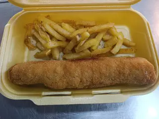 Flamenquin con patatas fritas casero .