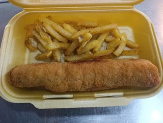 Flamenquin con patatas fritas