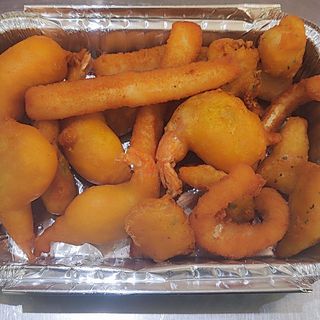 6 Colas de gambas rebozadas, 8 rabas de calamar y 8 dados de Sepia