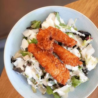 Ensalada césar con pollo crujiente