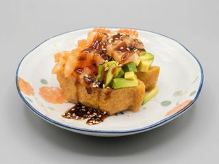 13 Inari Salmón Aguacate (2 Pzas.)