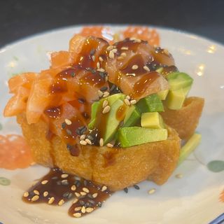 13 Inari Salmón Aguacate (2 Pzas.)