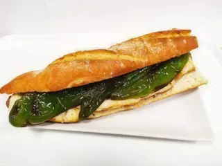 15. Bocadillo De Filete Con Pimientos Verdes