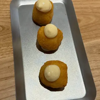 Roc de bacalao con allioli de membrillo (2 uds).