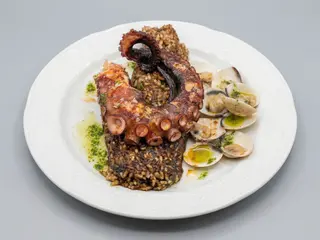 Socarrat De Pulpo, Calamar y almejas