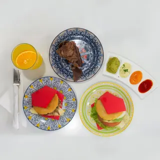 Arepas (2 uds.), salsas (2 uds.), refresco (2 ud.)