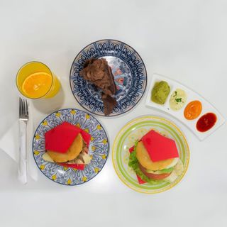 Arepas (2 uds.), salsas (2 uds.), refresco (2 ud.)