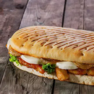 Bocadillo de pechuga de pollo con lechuga, tomate y mahonesa