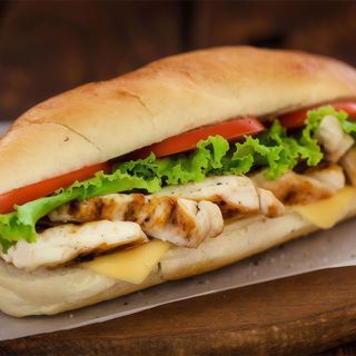 Bocadillo de pechuga de pollo con queso fundido