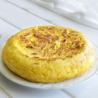 Tortilla de patatas con gulas para 4-5 pax