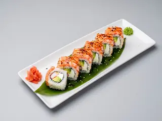 Salmón tataki roll