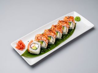 Salmón tataki roll