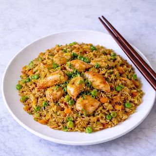 Yakimeshi con pollo 