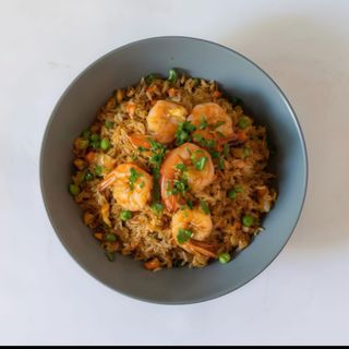 yakimeshi con langostinos