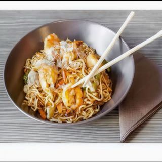 Yakisoba con langostinos
