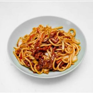 Yakiudon grueso con ternera