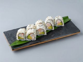 43A.Uramaki Salmon con Surimi y cebolla frito 8piezas