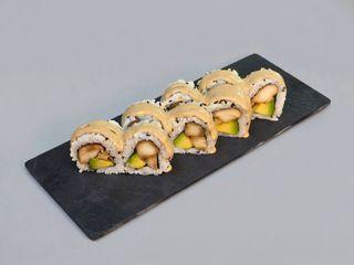 47A.Uramaki TEMPURIZADO DE SALMON AGUACATE Y QUESO CREMA 8piezas