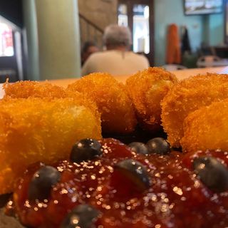 Crujiente de queso cambembert con confitura de frutos rojos (4 uds)