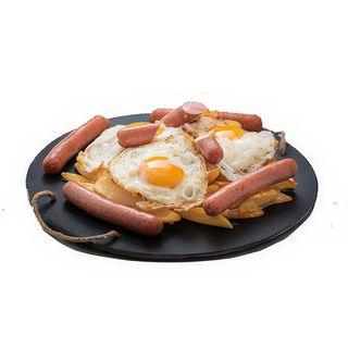 Huevos Rotos con Salchicha