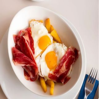 Huevos Rotos con Jamón Serrano