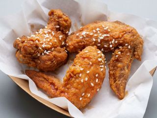 Ales de pollastre fregits