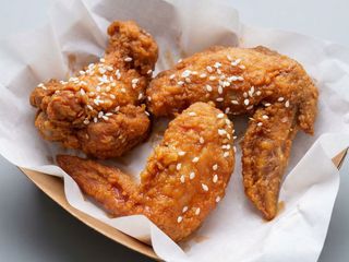 Ales de pollastre fregits