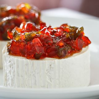 Queso de Cabra a la Plancha con M. de Arandanos y Piquillos Cara.