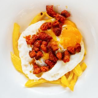 Huevos Rotos con Papas y Chistorra