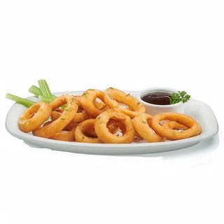 Aros de cebolla y salsa 