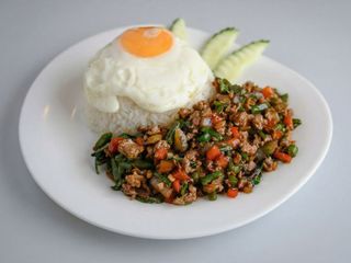 Pad kra pao kai dao