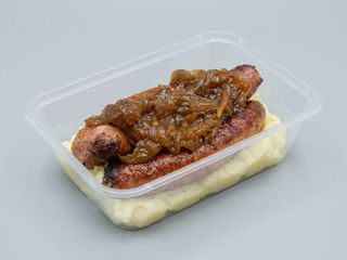 Salchichas con puré de patata natural y cebolla caramelizada