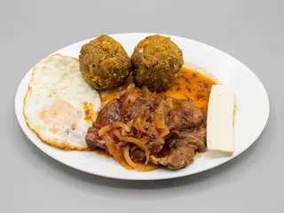 Bolones con bistec