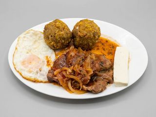 Bolones con bistec